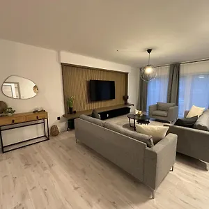 140qm - 4 Zimmer- Parkplatz - Autobahn - Blauer - Mallibase Apartment Garbsen
