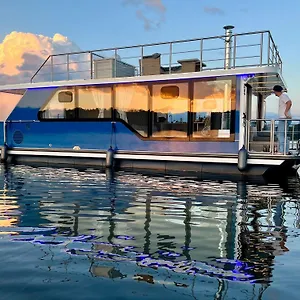 Nena Hausboot Botel Berlin